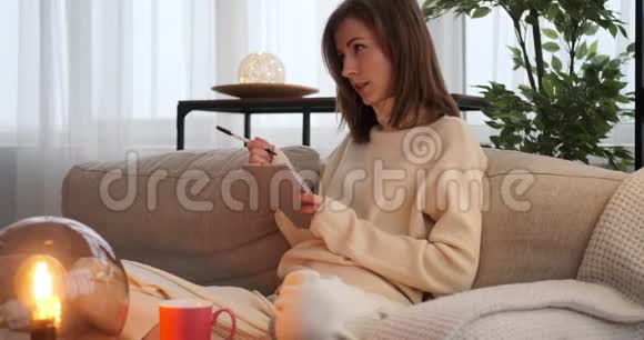 体贴的女人在家里写记事本视频的预览图