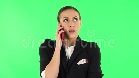 女孩愤怒地在电话里说话证明了什么绿色屏幕视频的预览图