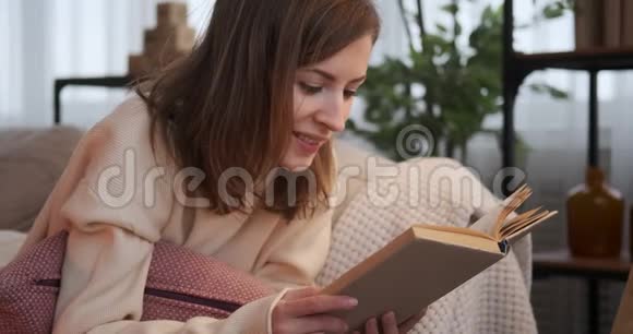 在沙发上看书的女人视频的预览图