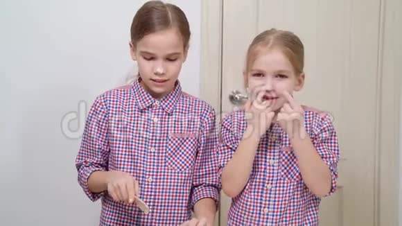 姐妹们一起做饭玩面粉视频的预览图