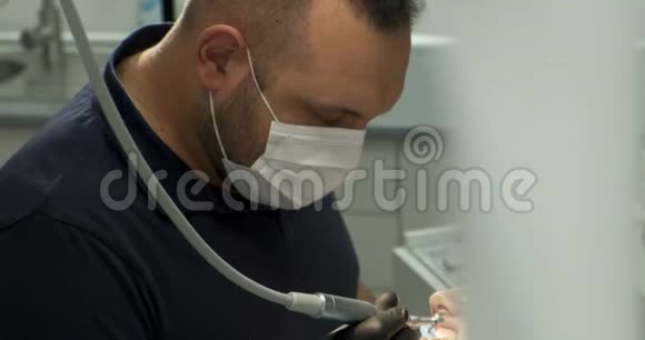 男牙科医生在办公室和病人一起工作视频的预览图