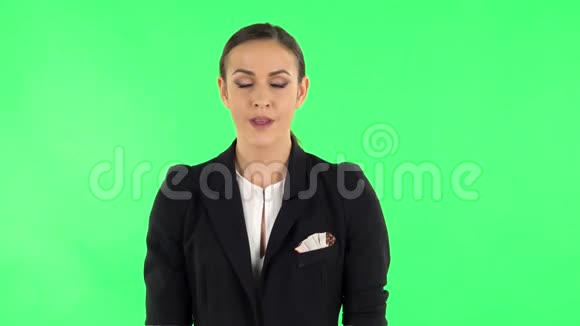 不满的女人愤愤地和某人说话看着镜头绿色屏幕视频的预览图