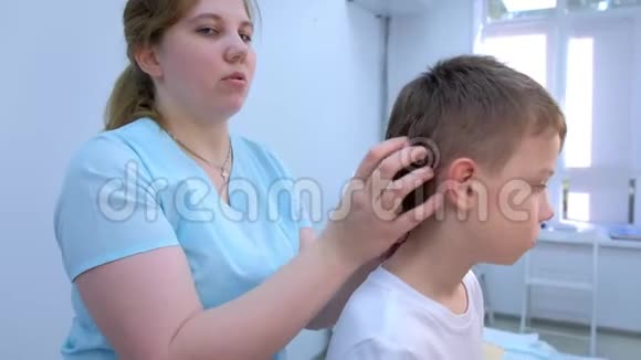 医生专业按摩师在诊所为青少年做治疗头按摩视频的预览图