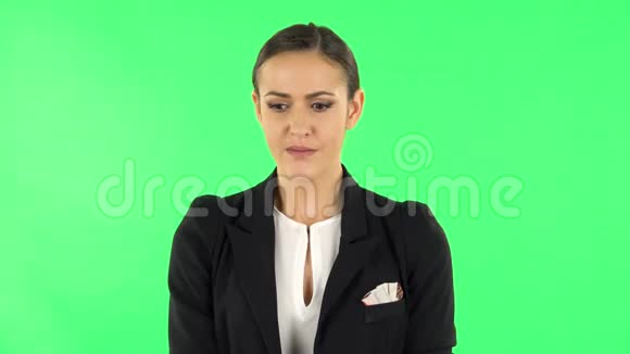 女人对难闻的气味或味道表现出厌恶绿色屏幕视频的预览图