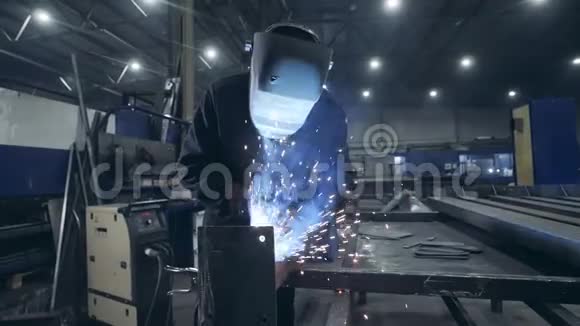 男性焊工在一个车间与金属一起工作慢动作视频的预览图