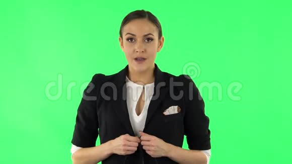 女人在期待忧虑然后失望和沮丧绿色屏幕视频的预览图