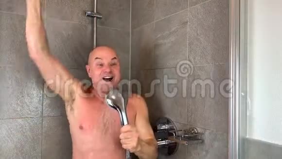 有趣的秃头中年男子洗澡有表现力地唱歌视频的预览图