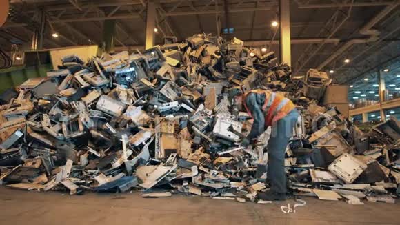 男职工用电子垃圾打扫房间视频的预览图