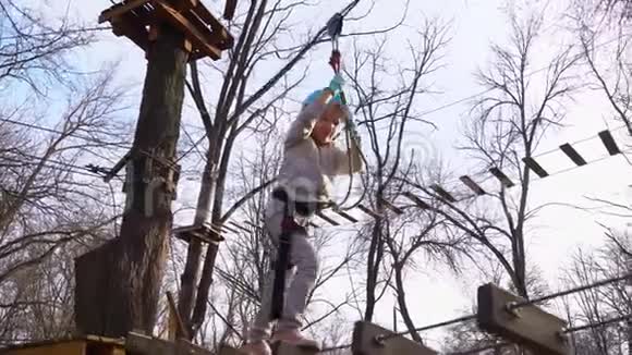 一个受惊的女孩正在学习爬绳公园视频的预览图