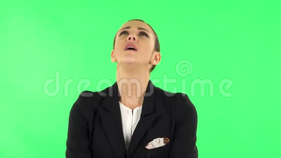 可爱的女人感觉很糟糕她的胃疼绿色屏幕视频的预览图