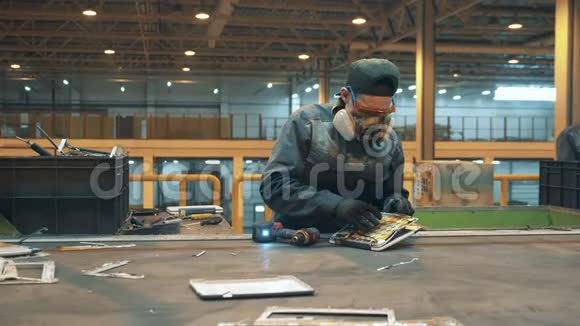 工业工人正在拆卸一台笔记本电脑视频的预览图