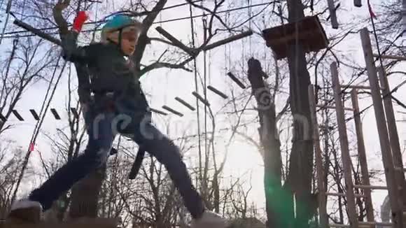 小女孩爬到绳子公园视频的预览图