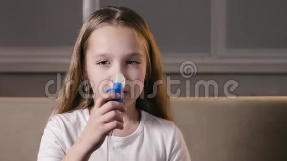 漂亮的女孩把雾化喷嘴插入她的鼻子并吸入她的鼻子预防SARS视频的预览图