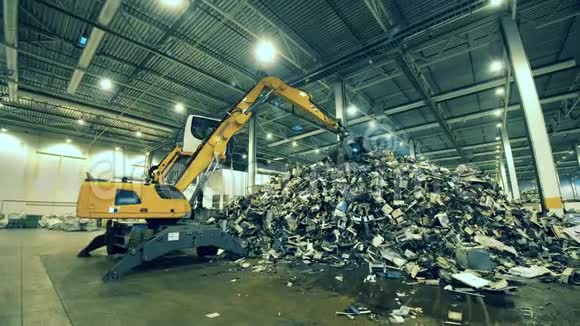 一堆垃圾正由装载机重新堆放垃圾废品垃圾回收中心视频的预览图