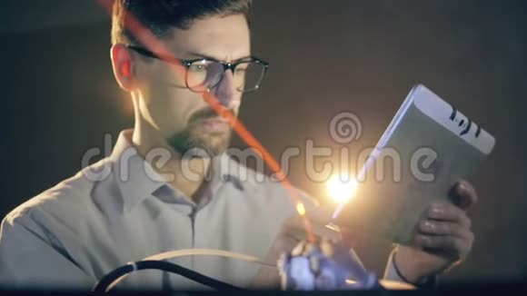 一个拿着平板电脑的工程师正在观察一个3D打印机在做一个花瓶视频的预览图