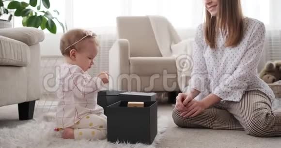 妈妈和小女孩玩玩具积木视频的预览图