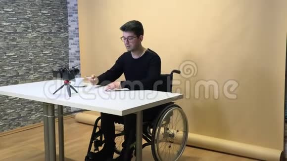 一位坐在轮椅上的博主一位黑发女子正在为互联网录制视频并与他的订户聊天视频的预览图