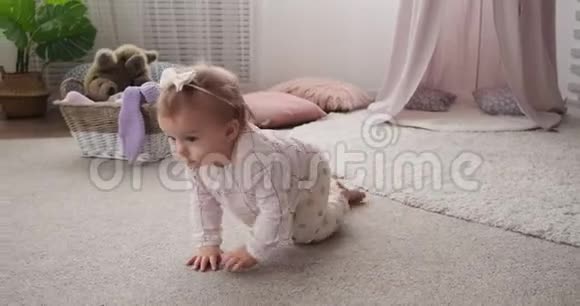宝贝女儿在家里地毯上爬视频的预览图