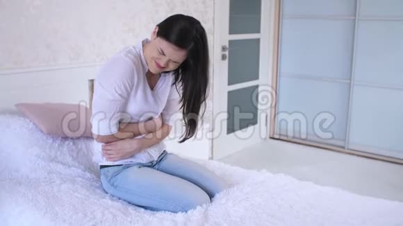 女人肚子疼视频的预览图