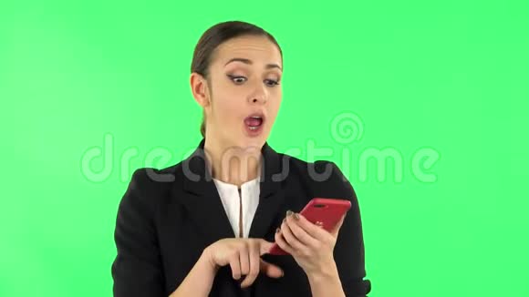 女孩通过电话询问网络上的信息绿色屏幕视频的预览图