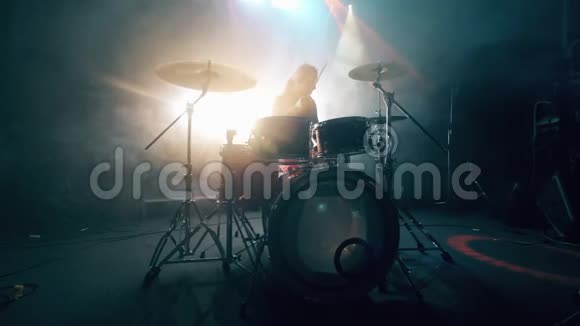 一家黑暗音乐工作室和一个打鼓的男人视频的预览图