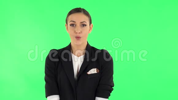 女人失望的眼神在镜头里咬着嘴唇然后耸耸肩绿色屏幕视频的预览图