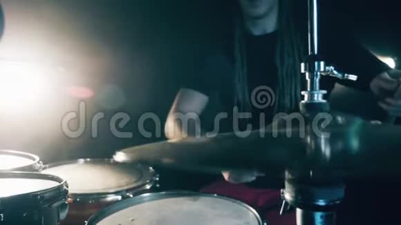 鼓是由一位男音乐家演奏的视频的预览图