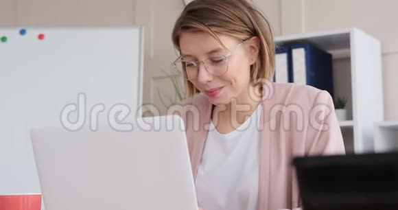 女商人喝咖啡手提电脑视频的预览图