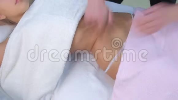男医生在临床上对女性腰部进行雕塑式身体提拉按摩视频的预览图