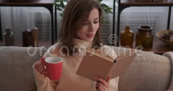 快乐的女人在家看书喝咖啡视频的预览图