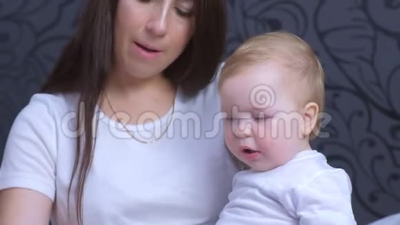 家庭妈妈和女婴在家一起吃葡萄妈妈喂孩子视频的预览图