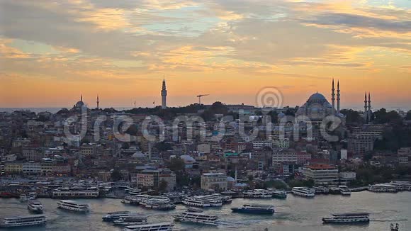 日落时分伊斯坦布尔的历史中心黄金之角土耳其视频的预览图