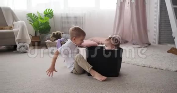 男孩拉着小妹妹坐在盒子里视频的预览图