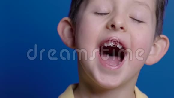 可爱的男孩张开嘴三颗临时乳牙缺失视频的预览图