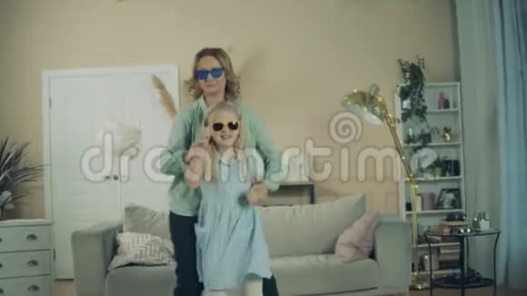 奶奶和孙女高兴地跳舞在一起视频的预览图