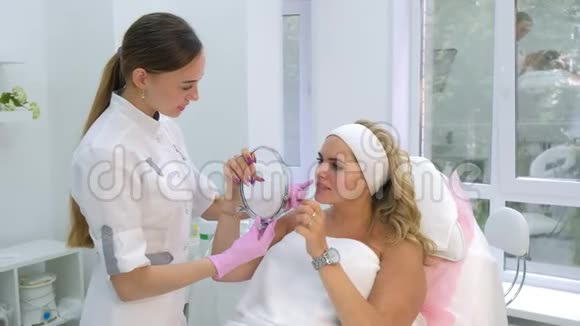 美容师正在咨询美容诊所的女顾客视频的预览图