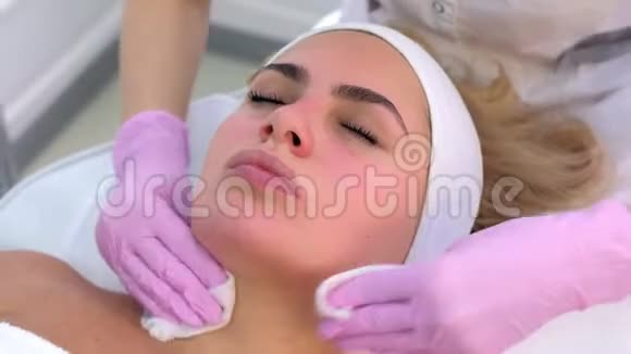 女性客户的面部清洁程序洗手美容师视频的预览图