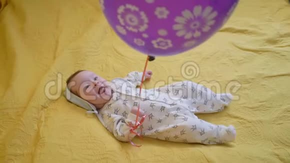 出生快乐的小女孩玩气球童年的幸福视频的预览图