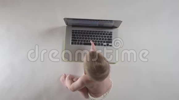 可爱的宝贝看着笔记本电脑教育理念顶部视图视频的预览图