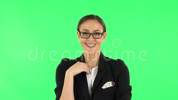 女人一边看镜头一边笑绿色屏幕视频的预览图