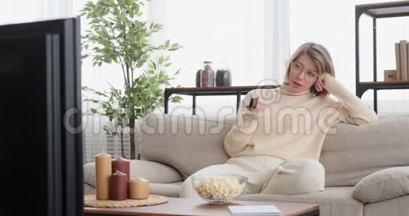 在家吃爆米花看电视的女人视频的预览图