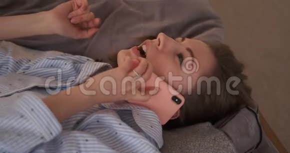 美女在床上用手机说话视频的预览图