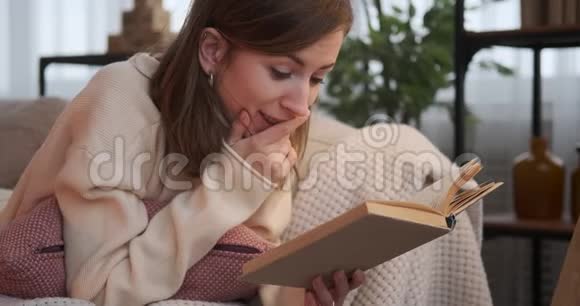女人在家看书放松视频的预览图