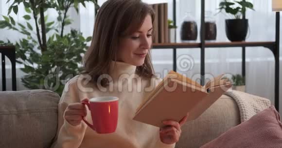 女人在家看书喝咖啡视频的预览图