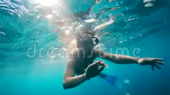 一个戴着面具和鳍的女人正在水下潜水视频的预览图