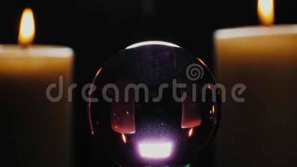 带蜡烛的水晶球视频的预览图