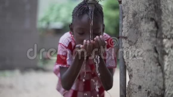 关闭非洲黑人女孩美丽的饮用水健康视频的预览图
