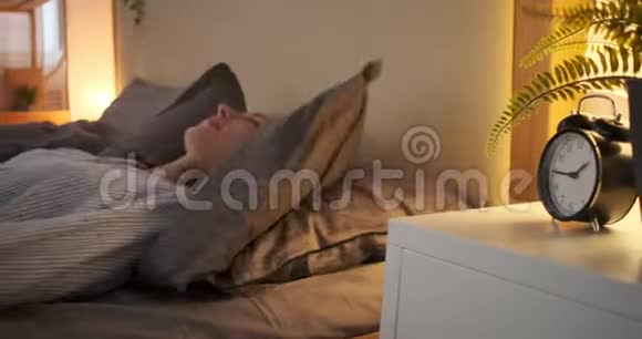 躺在床上睡觉的女人视频的预览图