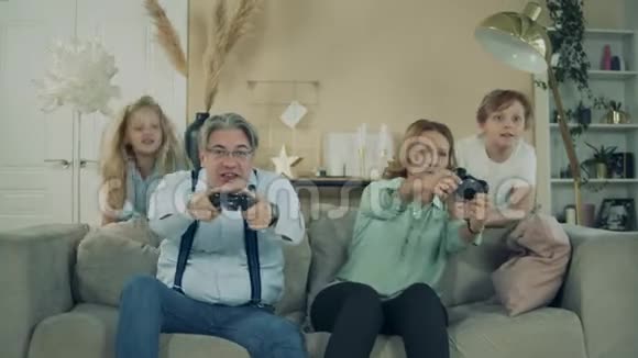 奶奶和爷爷在玩游戏机爷爷在为他们加油视频的预览图