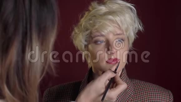 化妆师使用红色唇膏化妆师之手模特之唇视频的预览图
